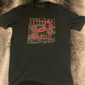 Under armour graphic tee shirt black grey red